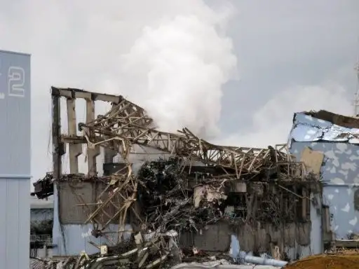 Beeld van een van de beschadigde reactorgebouwen in de kerncentrale van Fukushima Daiichi.