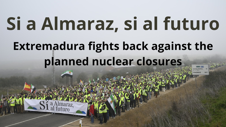 A march of people in yellow jackets. At the front a big banner saying: "Si a Almarez, si al futuro".